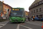 Samovolně rozjetý autobus bez řidiče drtil 31. května v Úštěku lampy a dopravní značky.