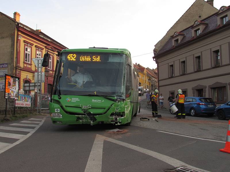 Samovolně rozjetý autobus bez řidiče drtil 31. května v Úštěku lampy a dopravní značky.