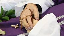 V době pohřbu měl biskup Koukl zlatý řetěz a prsten ještě na sobě.