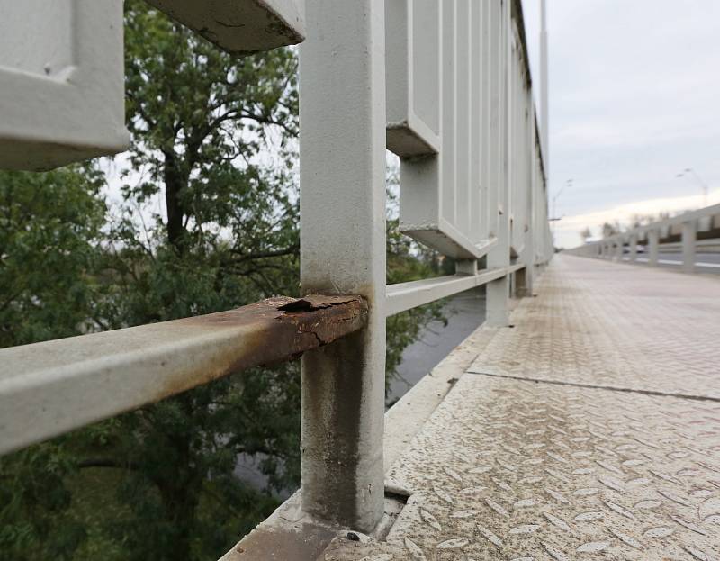 Na Tyršově mostu v Litoměřicích korodují ocelové části.