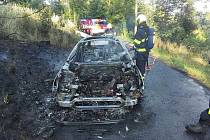 U Homole u Panny na Litoměřicku shořelo auto. Příčinou požáru byla závada.