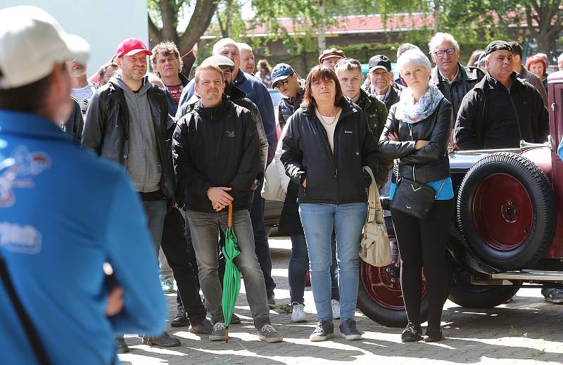 Veterán Car Club Velemín pořádal v sobotu dopoledne závod veteránů všech kategorií. Počasí sice moc nepřálo, ale i přesto dorazilo na start v areálu výstaviště Zahrady Čech několik desítek vozidel a motocyklů.