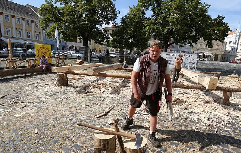 V sobotu začaly na Mírovém náměstí v Litoměřicích oslavy 800 let od založení královského města. Oslavy zahájil bohatý kulturní program na Mírovém náměstí. Od sobotních odpoledních hodiny se na pódiu střídaly hudební produkce zdejší Zušky, dále si mohli zá