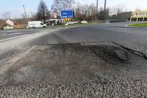 Řidiči, dejte pozor v Lovosicích u jatek na nájezdu na železniční viadukt. Ve stoupání je obrovská díra ve vozovce.