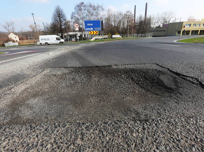 Řidiči, dejte pozor v Lovosicích u jatek na nájezdu na železniční viadukt. Ve stoupání je obrovská díra ve vozovce.