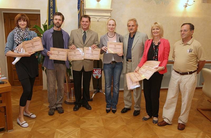 SLAVNOSTNÍ PŘEDÁNÍ CERTIFIKÁTŮ proběhlo v pondělí na litoměřickém úřadě. Z rukou starosty je obdrželo 11 podniků. 