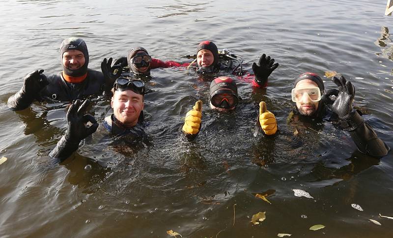 Potápěči zamykali a uklízeli jezero v Píšťanech