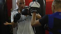 Jan Koller si na Olomoucké fotbalové škole zatrénoval kickbox.