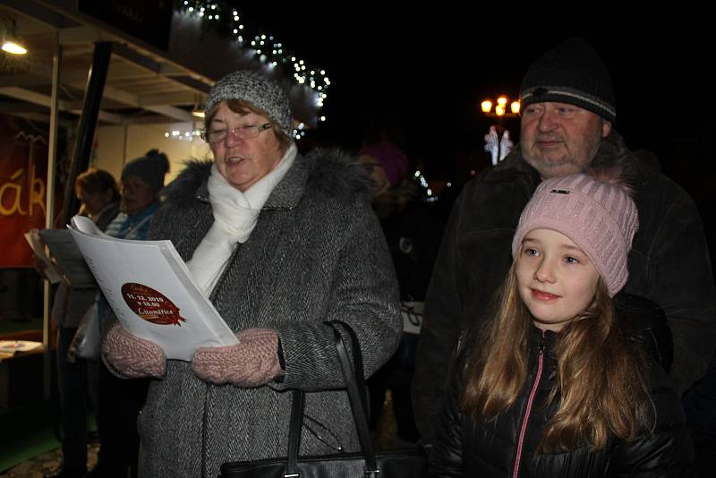 Přímo s Litoměřickým deníkem a sborem Modrásci na Mírovém náměstí v Litoměřicích koledy zpívalo odhadem dvě stě lidí.