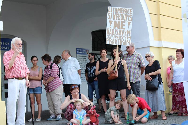 Lidé v Litoměřicích protestují proti Babišovi v úterý 11. června.