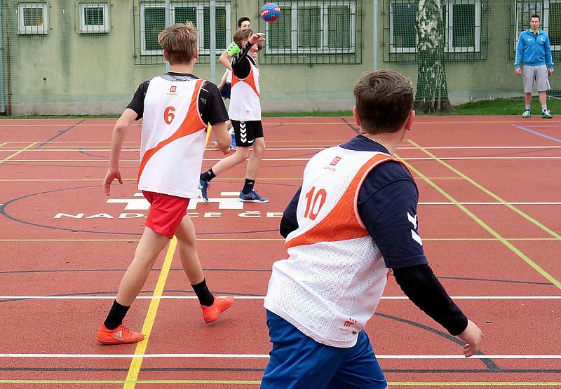 Oranžové hřiště v Lovosicích bylo oficiálně otevřeno. Jako první si vyzkoušeli v rámci sportovní výchovy nové hřiště házenkáři z 8. a 9. třídy.