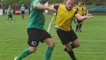 První s druhým. To byl zápas okresního přeboru Pokratice (v zeleném) - Libotenice. Domácí svého soka smetli 6:0.