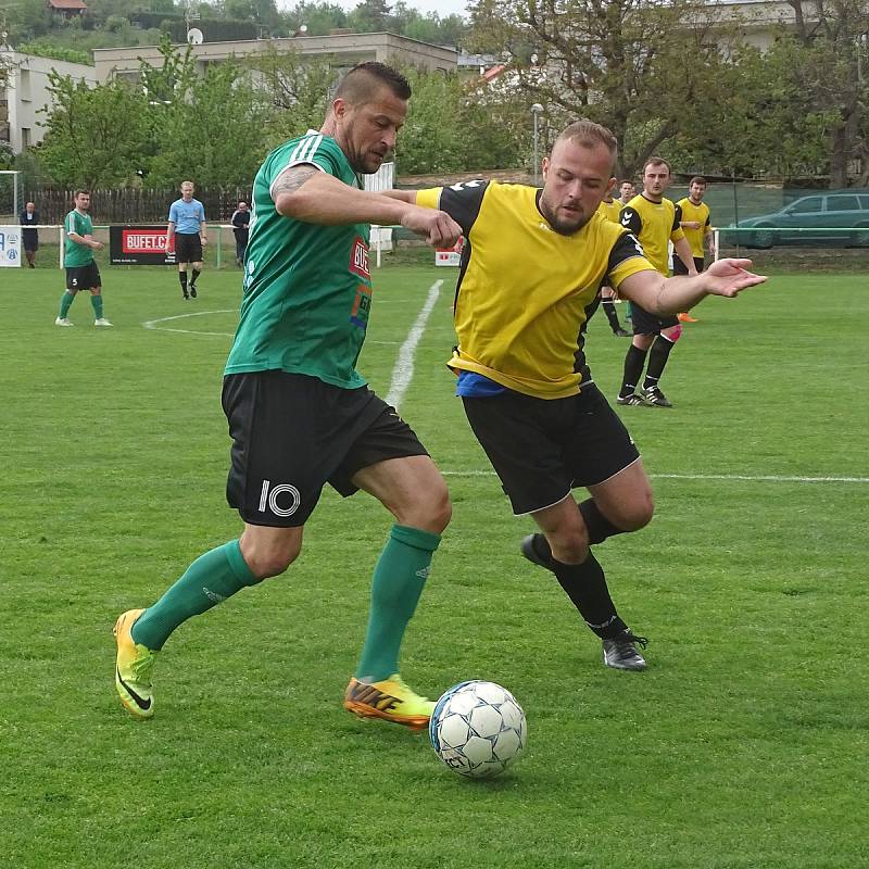 První s druhým. To byl zápas okresního přeboru Pokratice (v zeleném) - Libotenice. Domácí svého soka smetli 6:0.