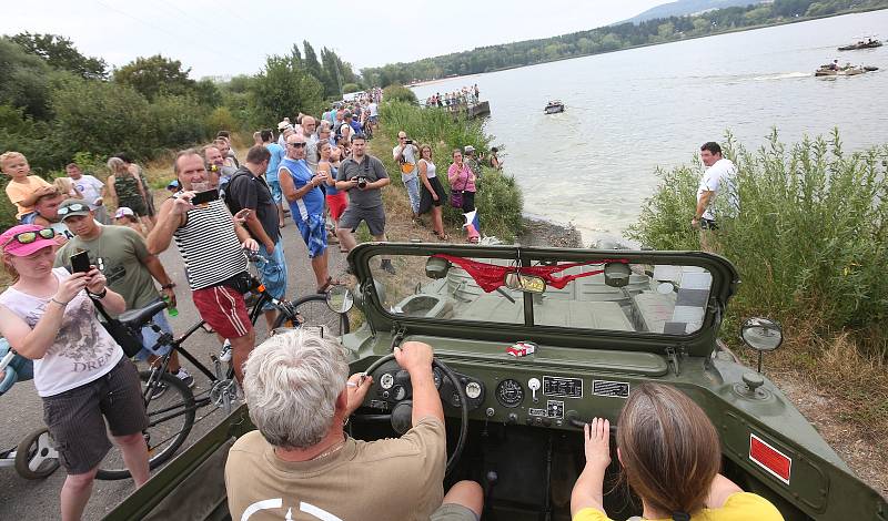 Lidé se kochali vojenskou technikou na jezeře.