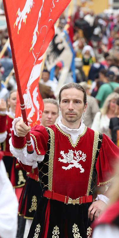 Tisíce návštěvníku zaplavilo Úštěcký letní jarmark. Na jubilejní 20. ročník dorazil i císař a král Karel IV. se svojí družinou.