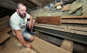 Při rekonstrukci střechy radnice v Litoměřicích našli pod podlahou půdy zdobený starý trám