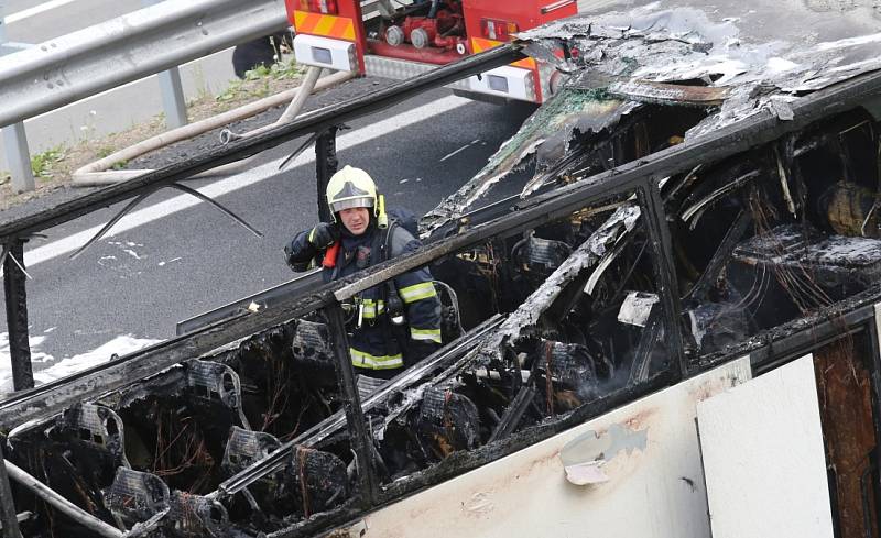 Autobus plný důchodců zachvátil na dálnici D8 požár.