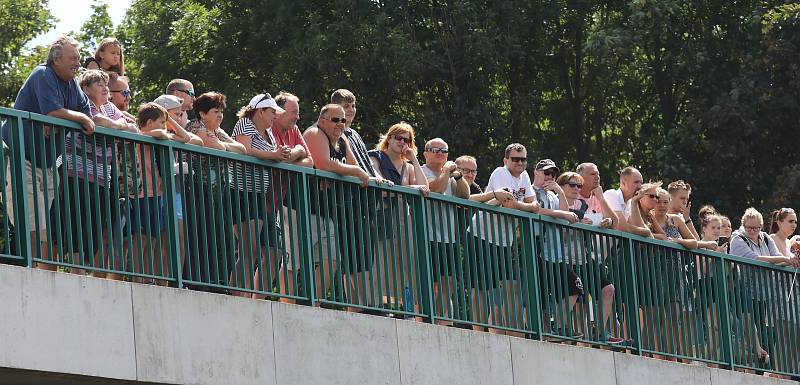 Z Břežan nad Ohří do Hostěnic vyrazila v sobotu 6. srpna na zhruba čtyřkilometrovou trasu originální plavidla.