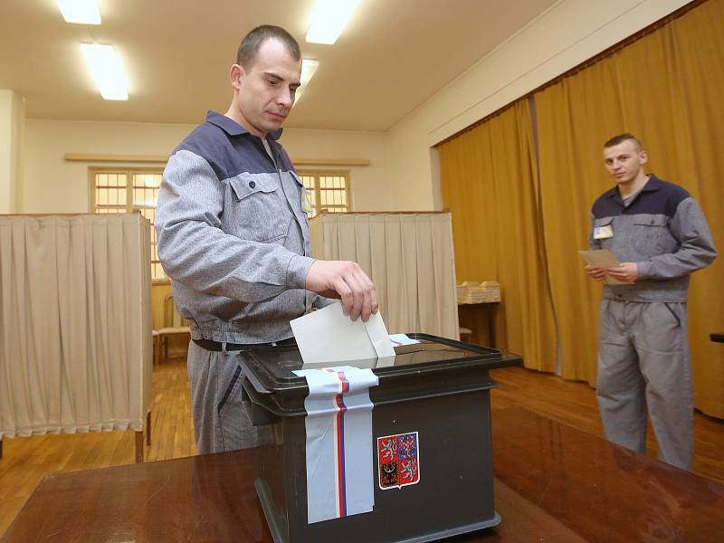Ve vazební věznici v Litoměřicích vyrazili hned po čtrnácté hodině odsouzení k volební urně.