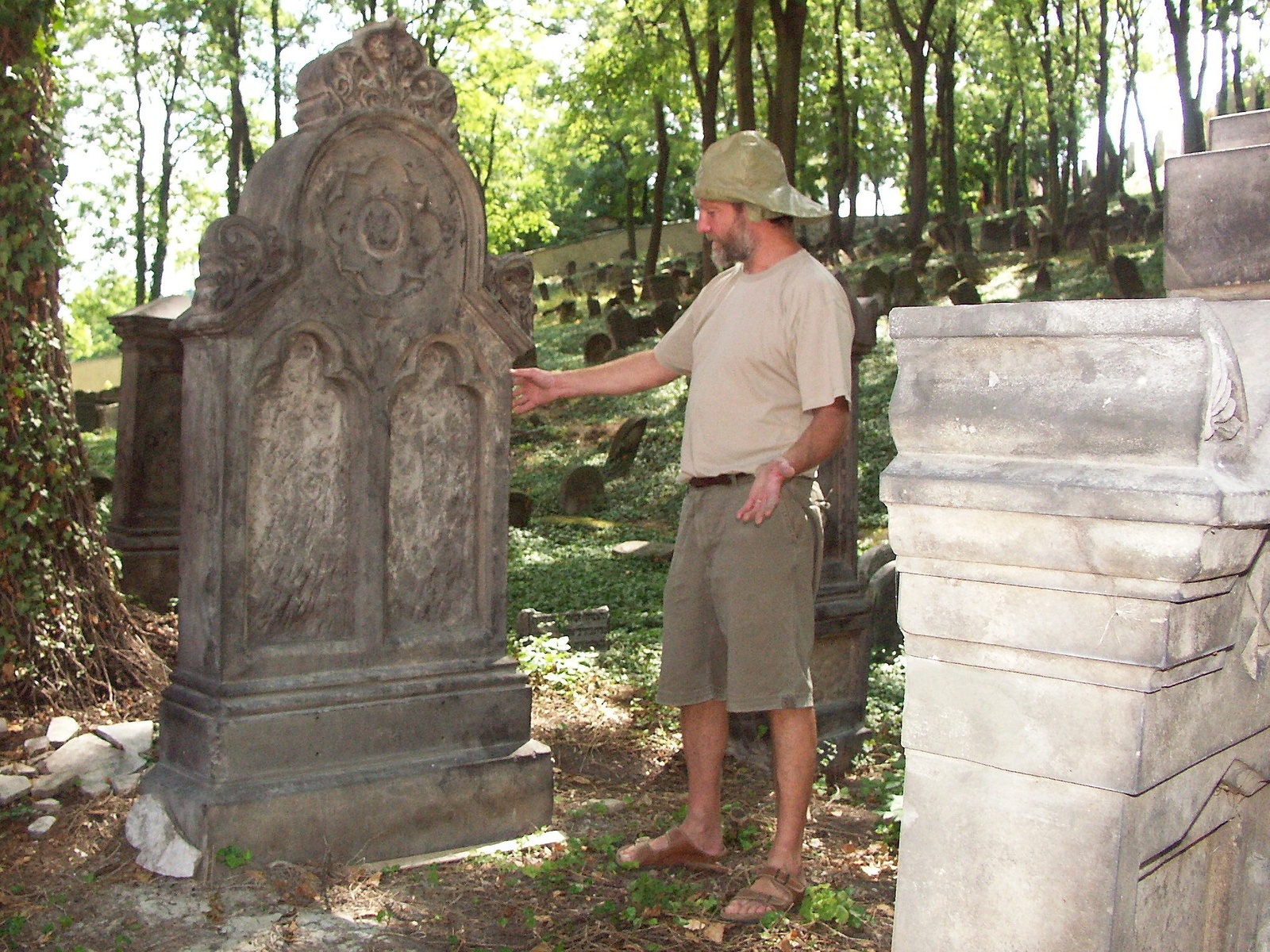 Židovský hřbitov prokoukl. Má nový plot i opravené náhrobky - Litoměřický  deník