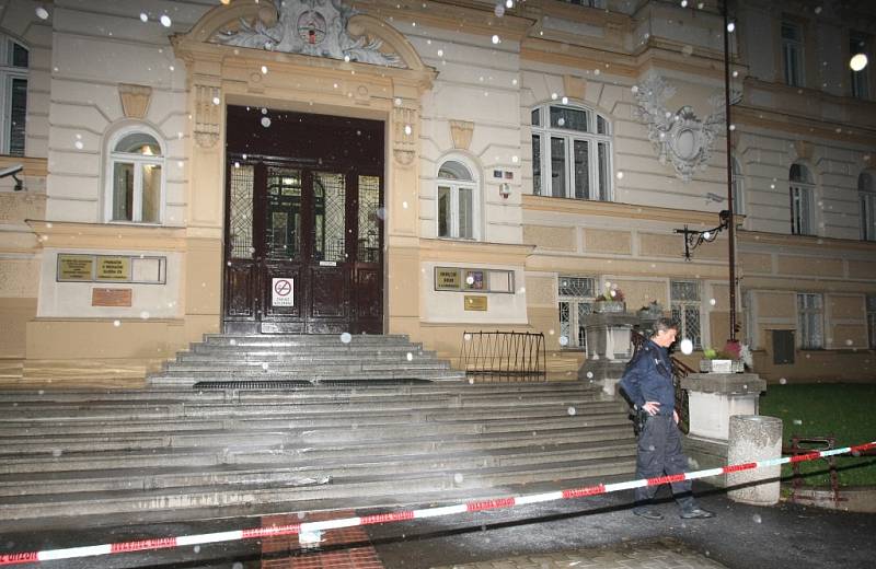 Kolem půl šesté odpoledne se pokusil upálit muž na schodech Okresního soudu Litoměřice