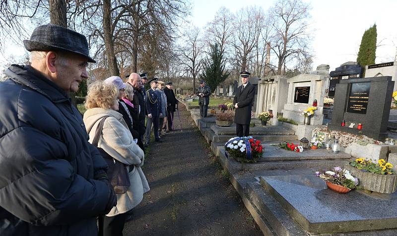 Uctění památky válečného pilota Františka Chábery na litoměřickém hřbitově.