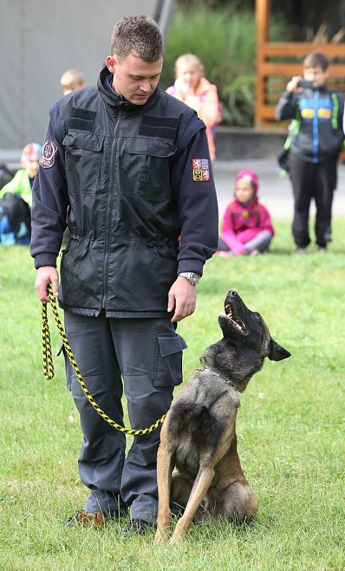 ŽÁCI si na výstavišti mohli prohlédnout policejní motorový člun, vyzkoušet neprůstřelnou vestu, nebo například vzít do ruky zbraň.