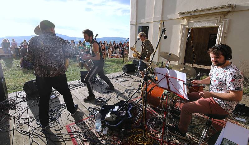 Tradiční festival Na schodech na vrchu Kalvarie v Ostrém na Úštěcku.