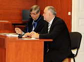 Obžalovaný exstarosta Hrobců Luboš Matek se svým obhájcem Pavlem Polákem u okresního soudu v Litoměřicích.