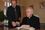 Nový litoměřický biskup Mons. Jan Baxant se coby významná osobnost, která navštívila radnici, podepsal do knihy města.
