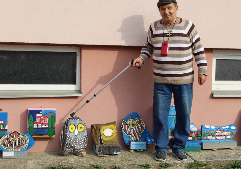Jozef Mašan rozdává radost prostřednictvím malovaných soviček