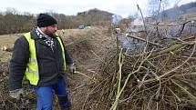 Další z mnoha brigád dobrovolníků a přátel železnice ze Zubrnic proběhla v neděli. Dobrovolníci čistili železniční svršek od náletových dřevin v okolí Levína a Zubrnic.