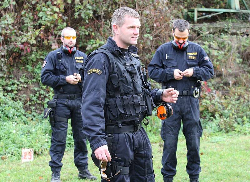 Trénink policistů na střelnici v Liběšicích.