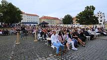 Nedělní večer na Mírovém náměstí v Litoměřicích patřil hudbě. Na Velkém letním koncertu, který pořádala městská kulturní zařízení, vystoupil jako hlavní hvězda houslový virtuóz Pavel Šporcl.