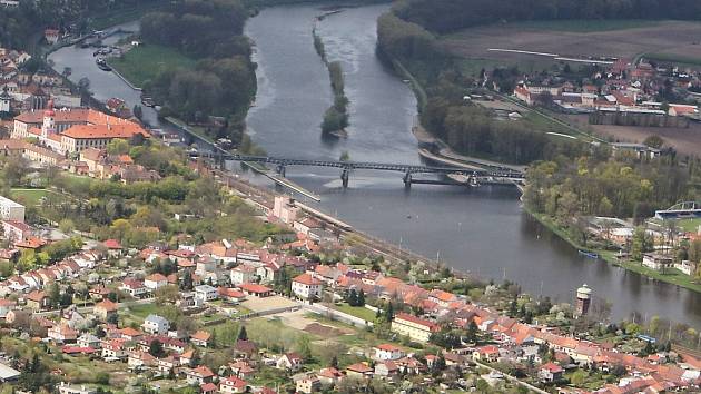 Most v Roudnici nad Labem z vrtulníku.