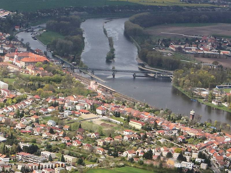 Most v Roudnici nad Labem z vrtulníku.