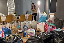 Drogerii, oblečení nebo dětskou výživu nosili dárci do sbírky Komunitního centra Bavlnka v Úštěku. Ještě večer všechny věci putovaly na ukrajinskou hranici.