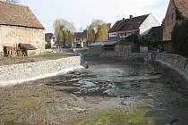 Napouštění rybníku v Zahořanech. Peníze od Němců pomohou k dokončení jeho revitalizace.