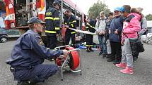 ŽÁCI si na výstavišti mohli prohlédnout policejní motorový člun, vyzkoušet neprůstřelnou vestu, nebo například vzít do ruky zbraň.