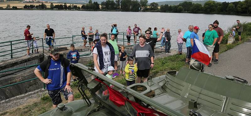 Obojživelná vozidla brázdila jezero Chmelař u Úštěku