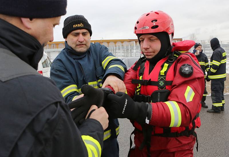 VÝCVIK V RAČICÍCH. Záchrana člověka, pod kterým se probořil led, patří k těm obtížnějším typům zásahu. Pohybovat se po zamrzlé hladině vody, případně z vody na led zpátky vylézt, je často dřina i pro trénované hasiče