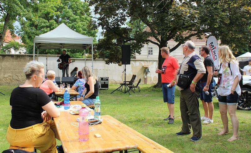 Roudnický košt nabídl vína z litoměřické a mělnické vinařské podoblasti. Doplnila ho také přehlídka historických malotraktorů na Karlově náměstí.