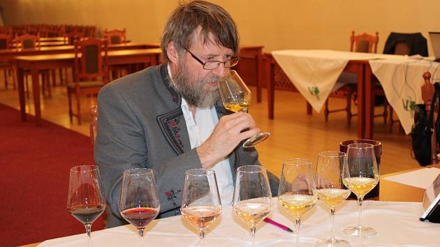 Odborná porota degustovala v restauraci Koliba v Litoměřicích vzorky vín, které vinaři přihlásili do soutěže. Ta každoročně předchází jedné z největších vinařských akcí - Vinařské Litoměřice.