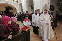 MŠI PRO RODINY s dětmi sloužil o Štědrý den odpoledne biskup Jan Baxant.