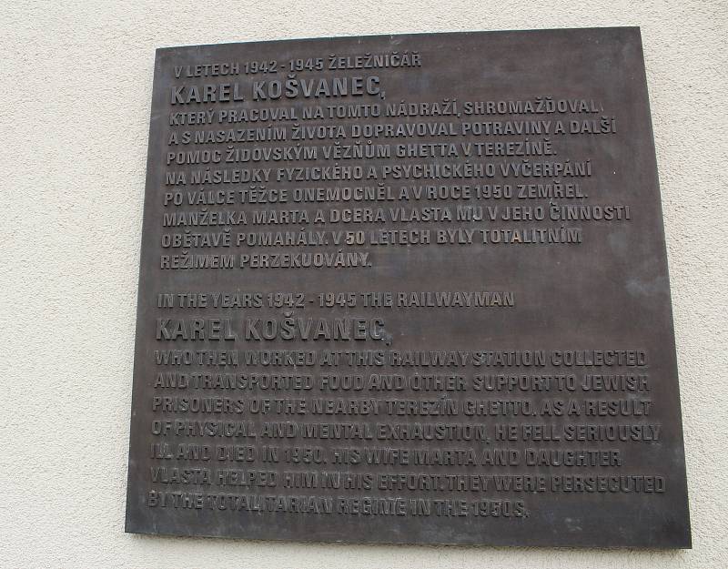 Nádražní budova nese pamětní desku Karlu Košvancovi, který v Bohušovicích v letech 1942 až 1945 pracoval jako železničář. I přes obrovské riziko během druhé světové války pašoval Židům vězněným v nedalekém koncentračním táboře Terezín potraviny.