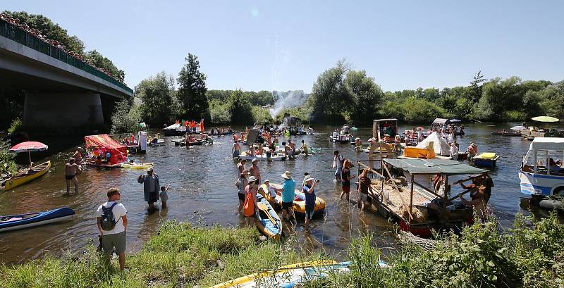 Desítky roztodivných plavidel včetně raketoplánu vyrazily v sobotu na plavbu po řece Ohře z Břežan nad Ohří až k Hostěnickému jezu.
