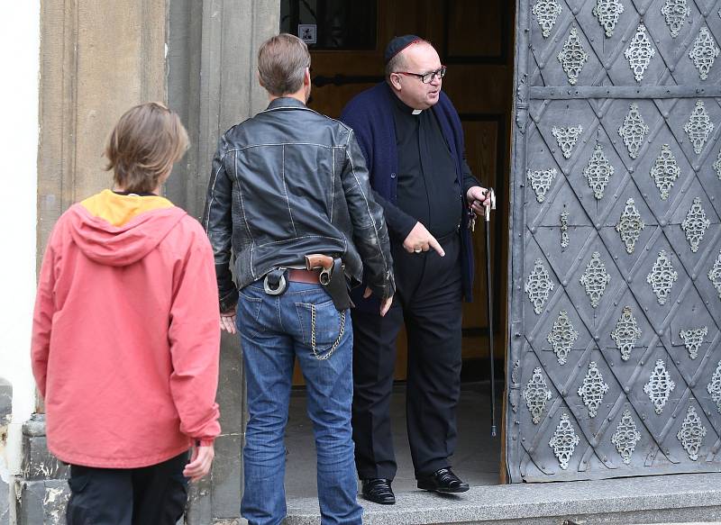 Natáčení kriminálního seriálu Polda 2 před katedrálou sv. Štěpána na Dómském náměstí v Litoměřicích.