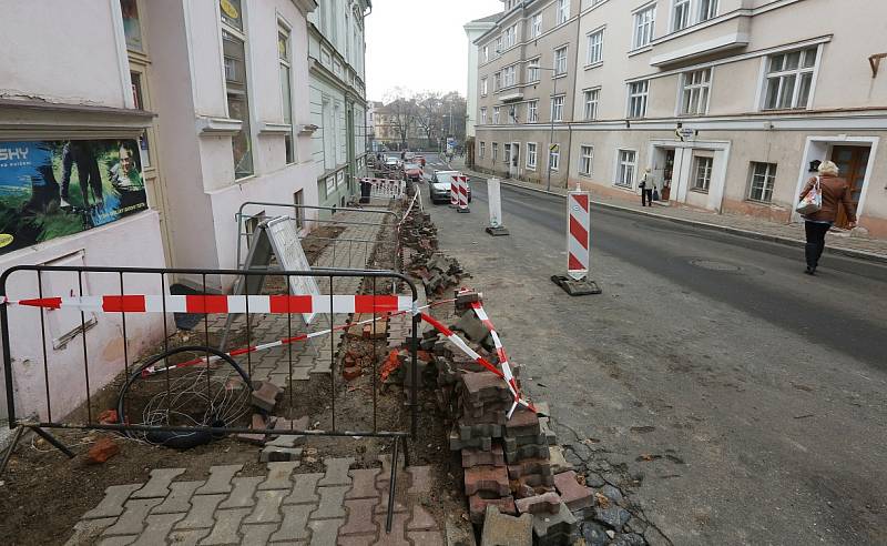 SLOŽITÁ SITUACE pro chodce i motoristy je nyní v okolí litoměřické pošty. Hotovo by mělo být do konce listopadu. 