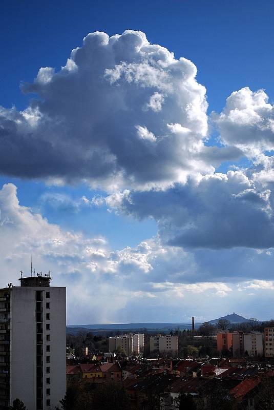 V mracích muž hledá tvary mytologických bytostí, koho v nich vidíte vy?