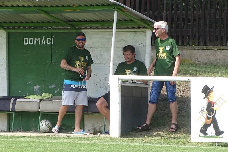 Pokratice (v zeleném) porazily v posledním kole Úštěk 8:4 a oslavily postup do kraje.